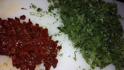 постные конвертики с картофельным пюре, укропом, жареным луком и вялеными томатами