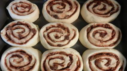 рулетики с корицей и изюмом