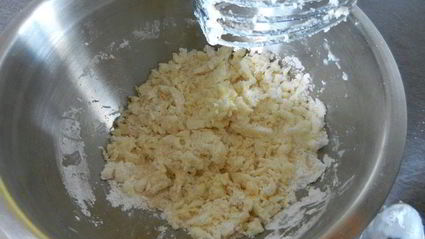 рулетики с корицей и изюмом