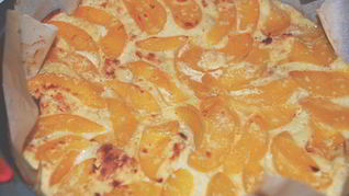 Хлебная шарлотка с персиками