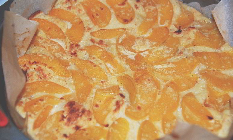 Рецепт хлебной шарлотки с персиками