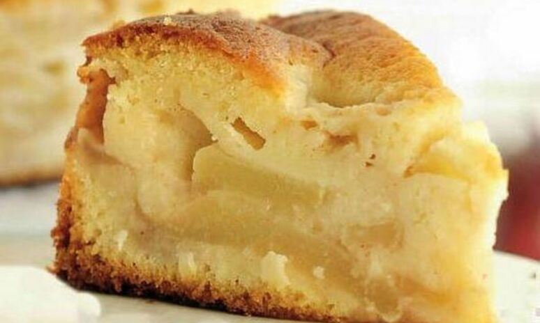 Рецепт легкой шарлотки с яблоками в мультиварке