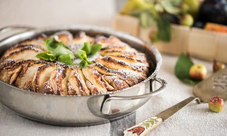 Рецепт нежной творожной шарлотки с яблоками