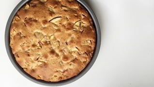 Простая шарлотка с яблоками