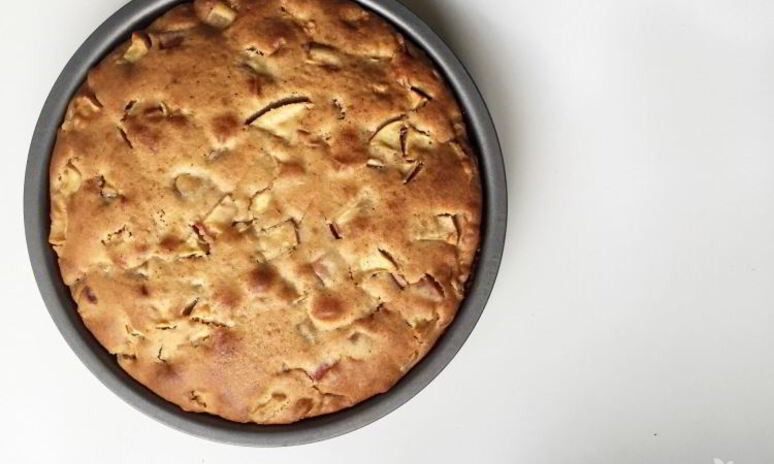 Рецепт простой шарлотки с яблоками