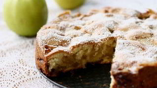 Простая шарлотка с яблоком в духовке