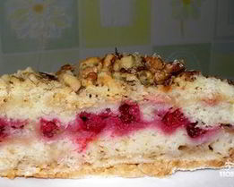 Шарлотка с брусникой и яблоками