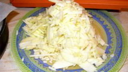 шарлотка с брусникой и яблоками