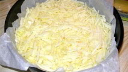 шарлотка с брусникой и яблоками