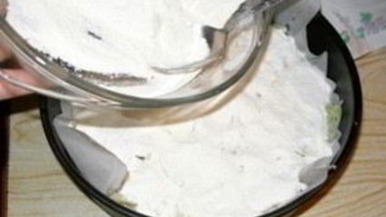 шарлотка с брусникой и яблоками