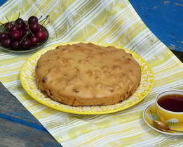 Шарлотка с черешней