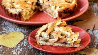 Шарлотка с грушами и ромашковым кремом