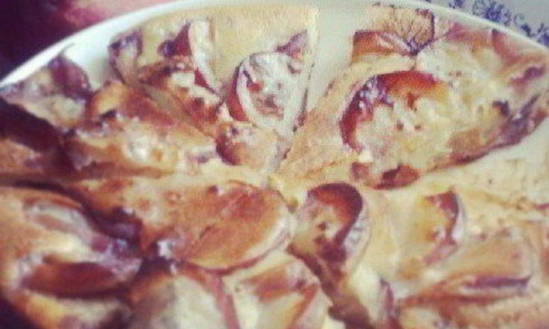 Рецепт шарлотки с инжирными персиками