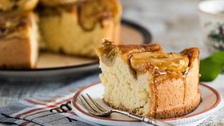 Шарлотка с карамелью