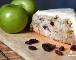 Шарлотка с орехами и яблоками