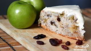 Шарлотка с орехами и яблоками