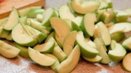 шарлотка с орехами и яблоками