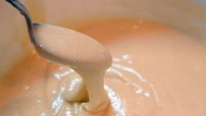 шарлотка с орехами и яблоками