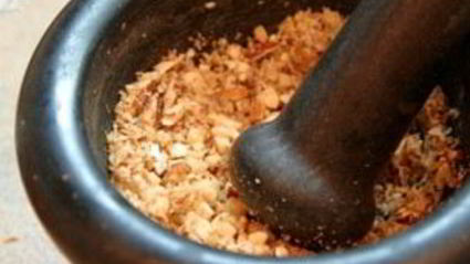 шарлотка с орехами и яблоками