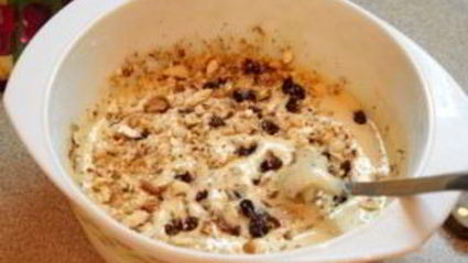 шарлотка с орехами и яблоками