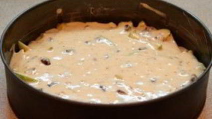 шарлотка с орехами и яблоками