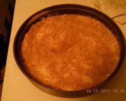 Шарлотка с рисом и яблоками