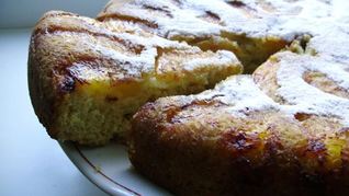 Шарлотка с вареньем в мультиварке