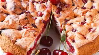 Шарлотка с вишней и яблоками