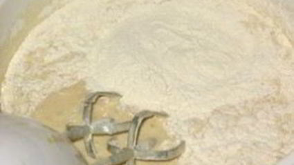 шарлотка с вишней и яблоками