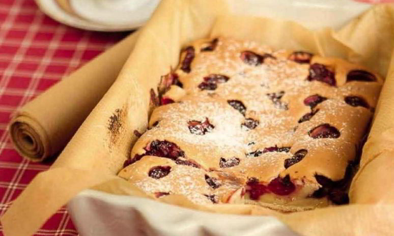 Рецепт шарлотки с вишней в мультиварке