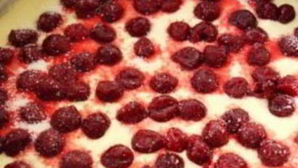 шарлотка с вишней в мультиварке