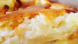 Шарлотка с яблоками, бананами и корицей