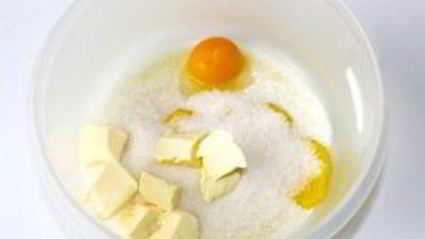 шарлотка с яблоками и безе