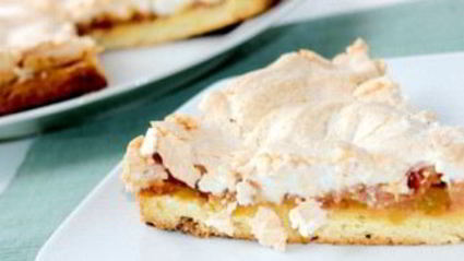 шарлотка с яблоками и безе