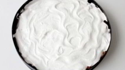 шарлотка с яблоками и безе