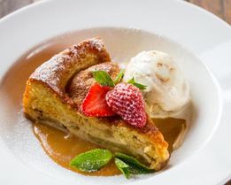 Шарлотка с яблоками и корицей