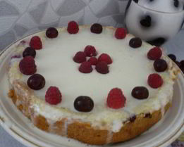 Шарлотка с яблоками и малиной