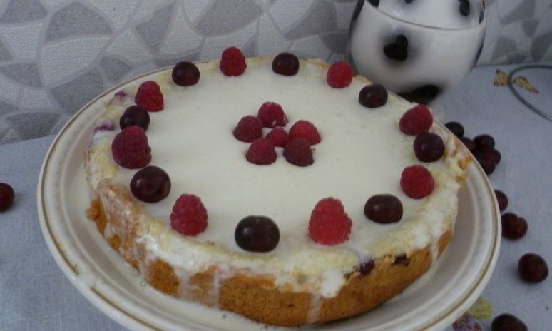 Рецепт шарлотки с яблоками и малиной