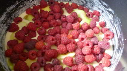 шарлотка с яблоками и малиной