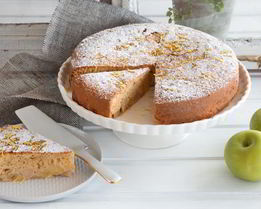 Шарлотка с яблоками и манкой