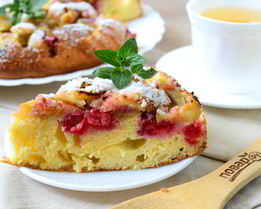 Шарлотка с яблоками и вишней