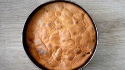 шарлотка с яблоками и вишней