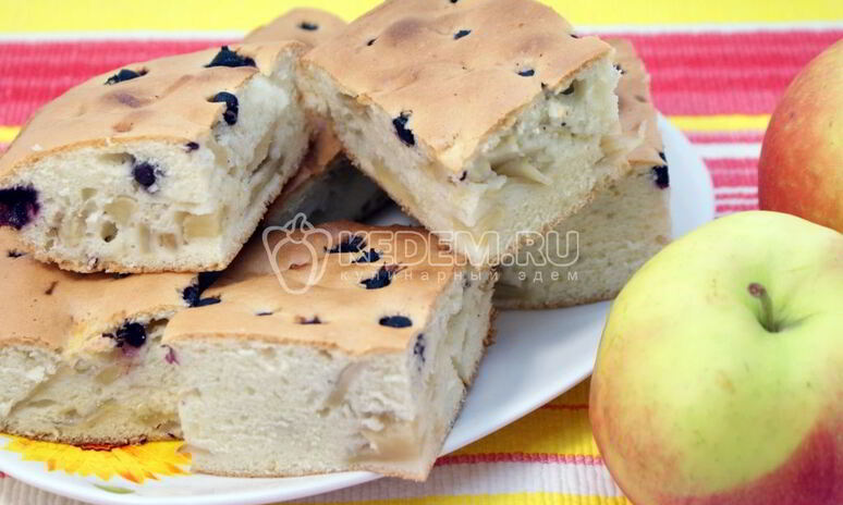 Рецепт шарлотки с яблоками и ягодой