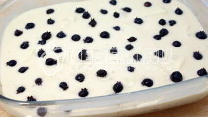 шарлотка с яблоками и ягодой