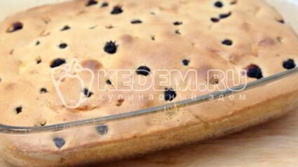 шарлотка с яблоками и ягодой