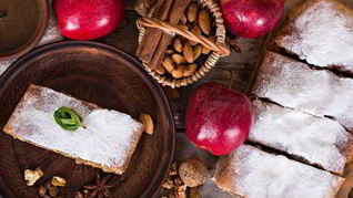 Шарлотка с яблоками корицей и изюмом