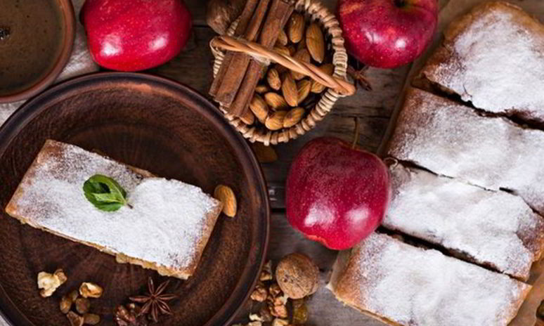 Рецепт шарлотки с яблоками корицей и изюмом