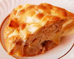 Шарлотка с яблоками на сковороде