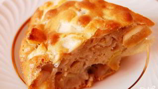 Шарлотка с яблоками на сковороде