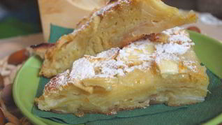 Шарлотка с яблоками с коньяком